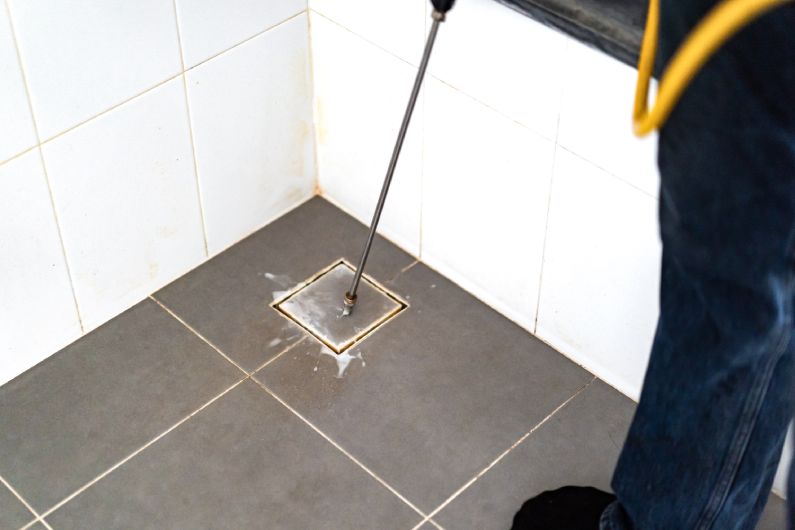 Com qual periodicidade se deve realizar o Controle de Pragas RJ? A Lei 7806 Torna-se obrigatório que seja feita mensal.